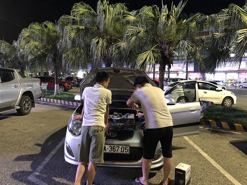 Kiểm tra cọc bình và hệ thống sạc giúp đảm bảo ắc quy hoạt động ổn định