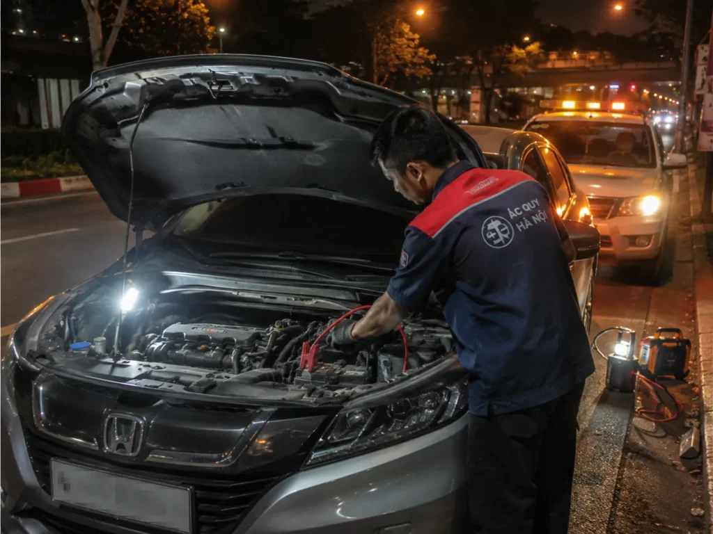 Ắc Quy Hà Nội 247 hỗ trợ cứu hộ ắc quy ô tô 24/24, kể cả khi xe gặp sự cố vào ban đêm.