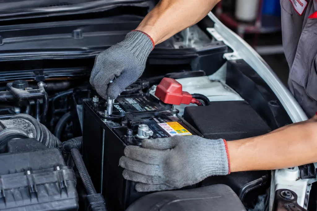 Dịch vụ thay ắc quy ô tô 24/7 tại nhà Hà Nội